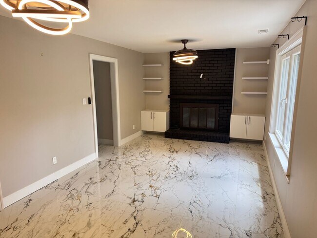 Building Photo - Wonderful Stone Mountain 4 bed 2.5 bath Ho...