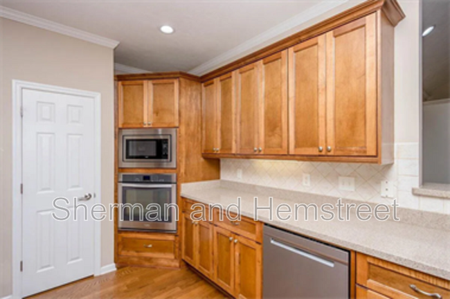 Building Photo - 2002 Amberley Dr