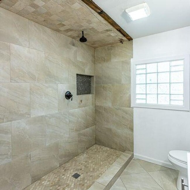 Building Photo - Room to Grow! Spacious, Remodeled 3/2/2 in Great Location!