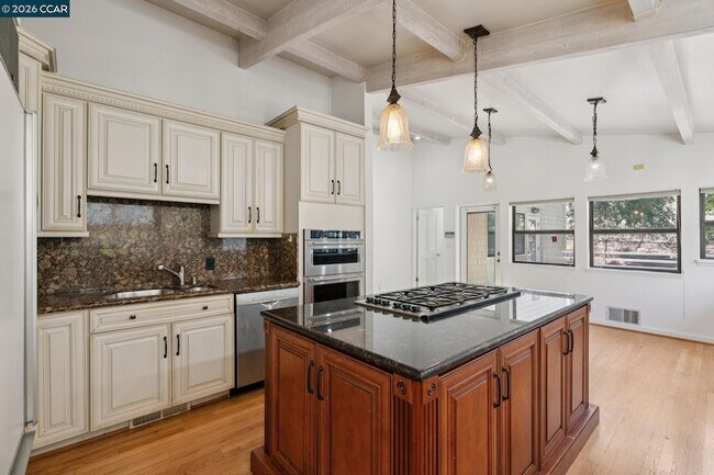 Building Photo - 660 La Casa Via