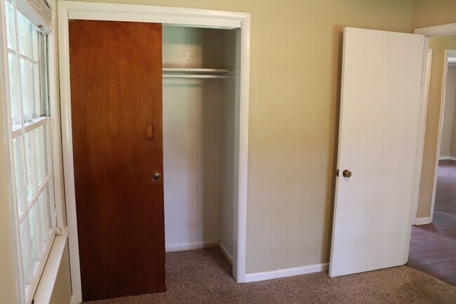 Building Photo - Charming 3-Bedroom + BONUS SUNROOM