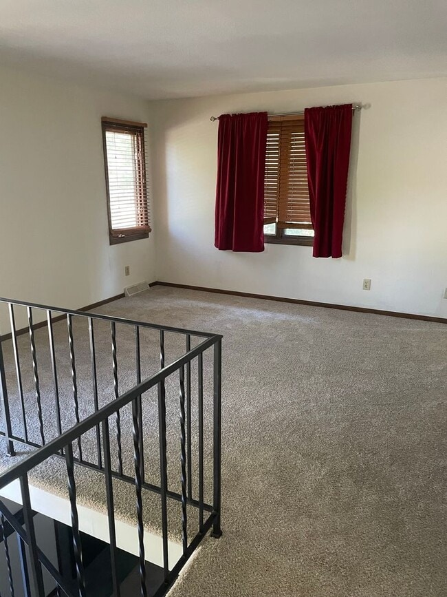 Building Photo - Blaine Townhome for Rent