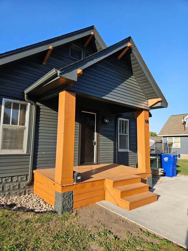 Building Photo - 616 Lee St