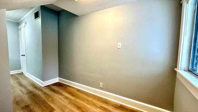 Building Photo - 313 S Lakeside Dr