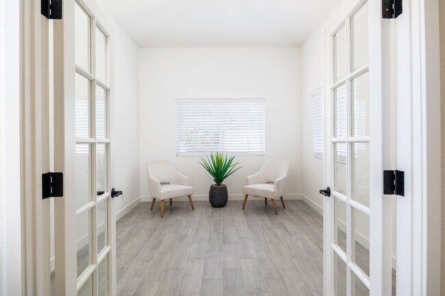 Building Photo - Beautiful updated 4 bedroom plus, 2 bath home in Chandler