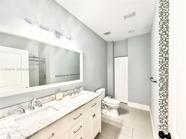 Building Photo - 400 Alexandra Cir