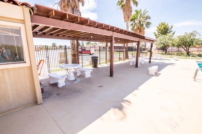 Building Photo - Cozy Condo! 2 Bedroom, 1 Bath, Washer & Dryer and Jacuzzi included!