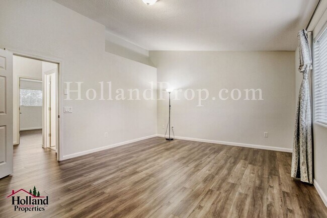 Building Photo - Updated Monthly Rent: $3,000 - Beautiful updated 4 Bedroom home in Beaverton