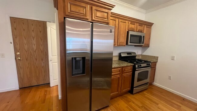 Building Photo - 528 52nd St