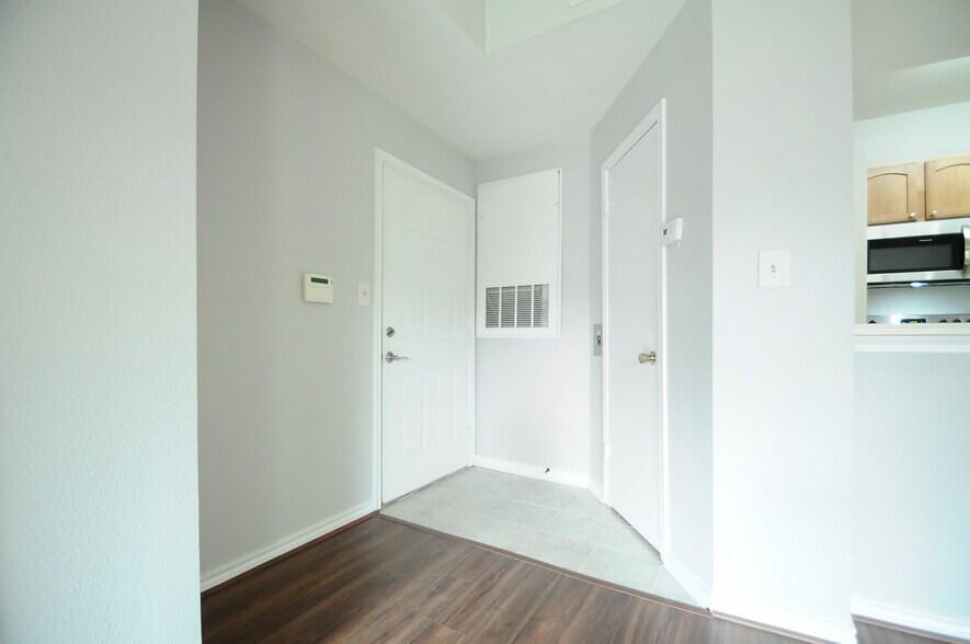 Building Photo - 3903 Penderview Dr