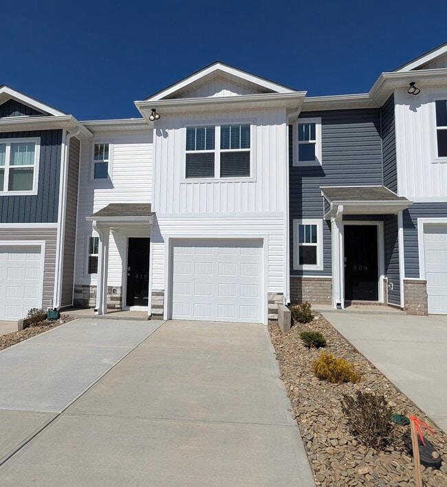 Building Photo - 810 Embark Cir