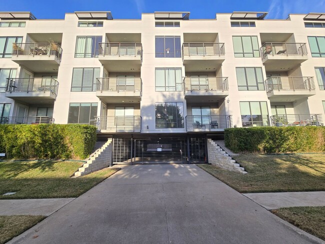 Building Photo - Spacious 2/2 Oak Lawn Condo w/ All Applian...