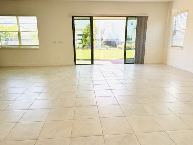 Building Photo - Home For Rent In Saint Cloud with 5 Bedroom/3 Baths