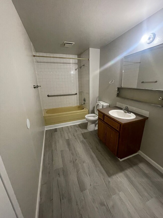 Building Photo - 2318-2320 E Dalke Ave