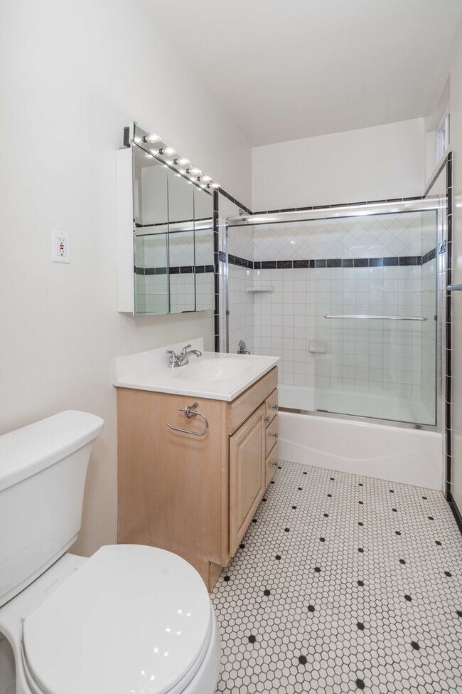Building Photo - TOP FLOOR 1BR. Remodeled! W/D IN-UNIT! Dishwasher!