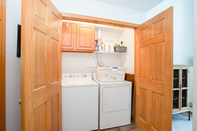 Building Photo - Convenient Location! Lots of Space and Lig...