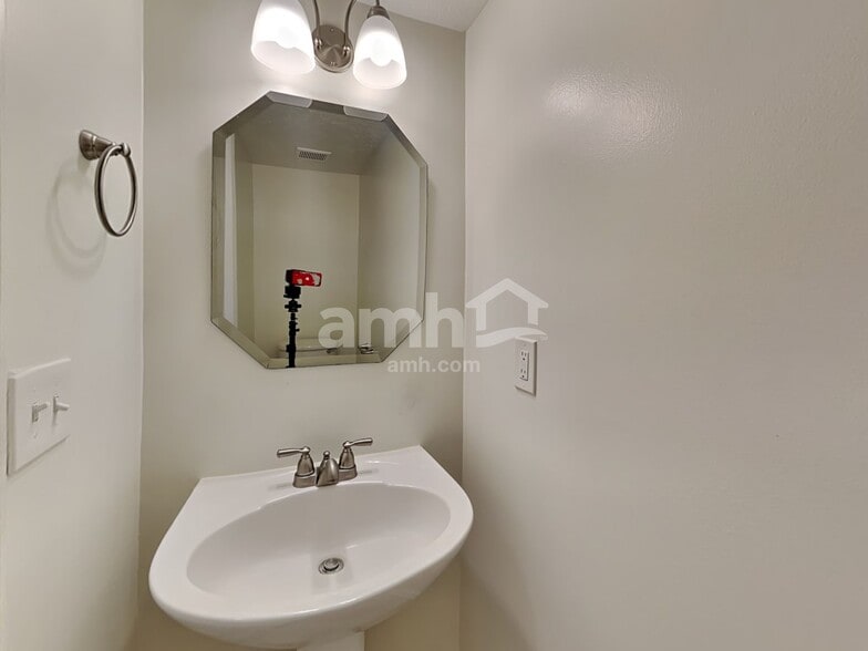 Building Photo - 1128 Eastwoods Dr