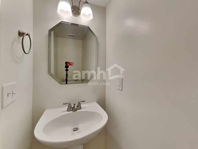 Building Photo - 1128 Eastwoods Dr