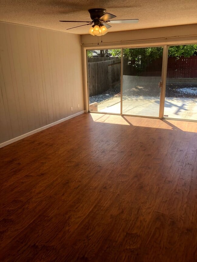 Building Photo - 3 bed 2 bath home for rent in SkyPark area...