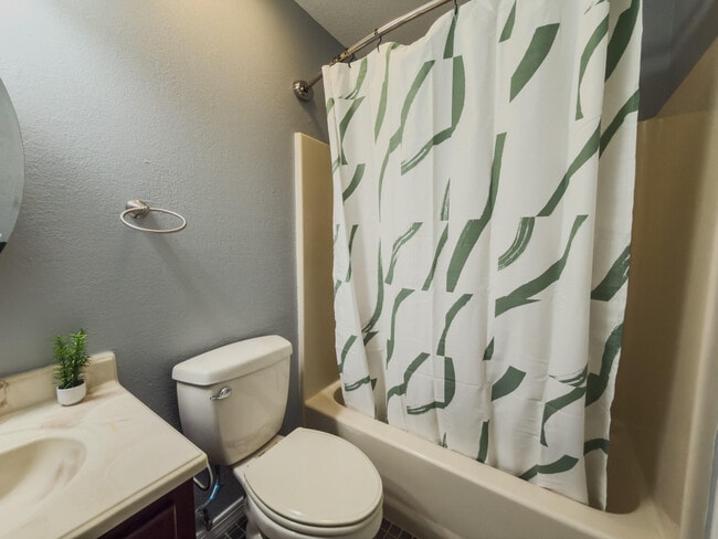 Building Photo - 209 Pinoak Ct W