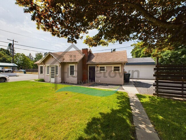 Building Photo - 1 Bedroom Cottage with Off-Street Parking Available in Midtown Coeur d'Alene!