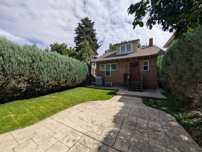 Building Photo - Beautiful 3 Bedroom House right across fro...