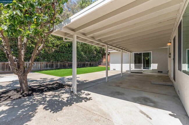 Building Photo - 121 Violet Rd