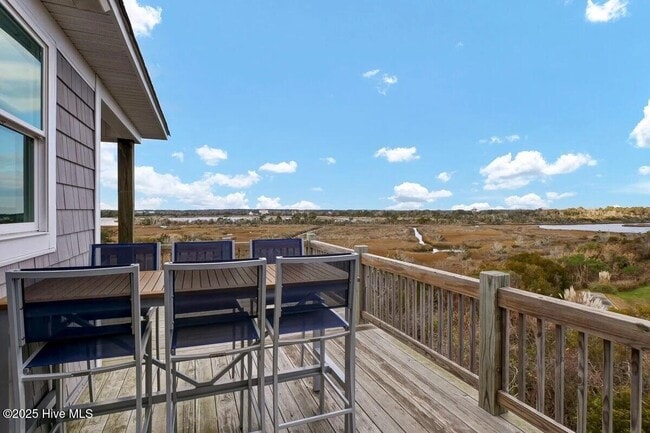 Building Photo - 3547 Island Dr