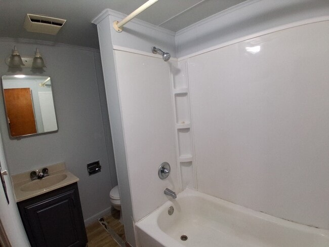 Building Photo - 913 Forrest St