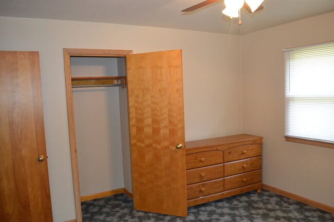 Building Photo - Nice 3-4 Br, 2 Bath Ranch style home, fenced in yard, garage, patio, full basement