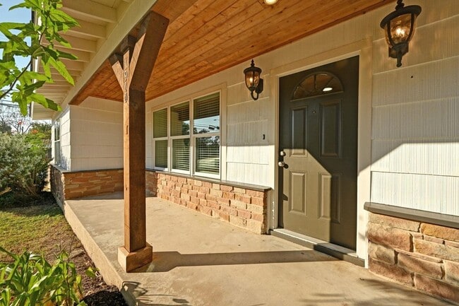 Building Photo - 1900 Cedar Ave