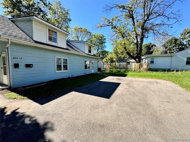 Building Photo - 834 E Cross St