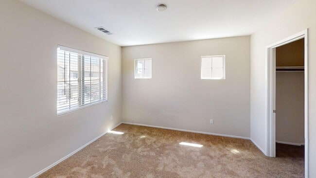 Building Photo - Beautiful 4 bedroom 3 bath Home