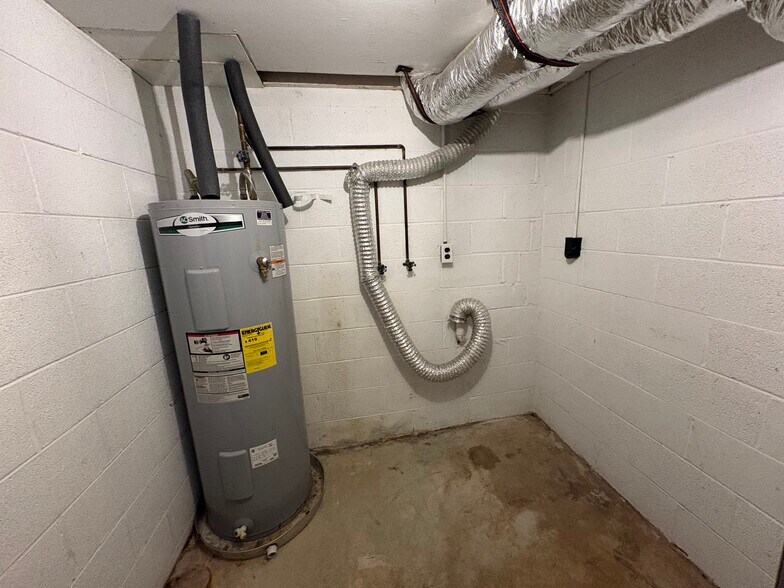 Building Photo - 9784 Village Hwy