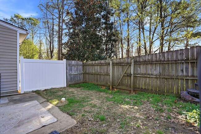 Building Photo - AVAILABLE NOW – Beautiful 3 Bed / 2.5 Bath Townhome in Prime North Raleigh Location