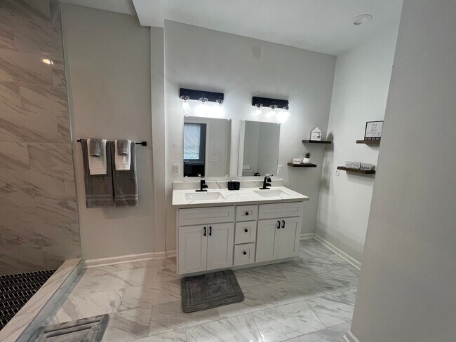 Building Photo - 3939 Hamilton St