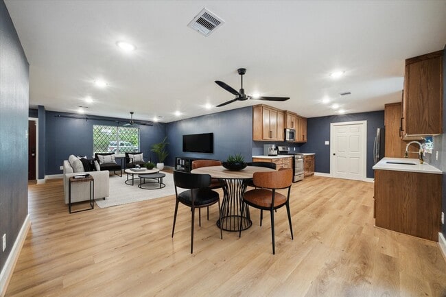 Primary Photo - 1627 Crestdale Dr