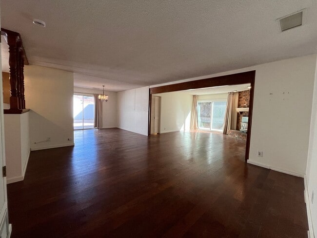 Building Photo - Simi 2+1.5 w/bonus room, RV parking + grea...