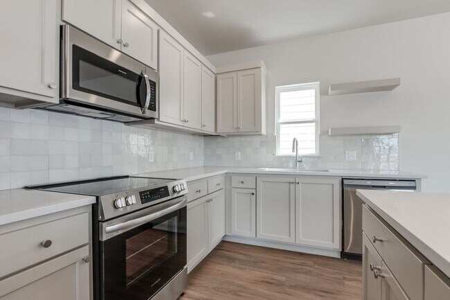 Building Photo - Urban living in Edmond