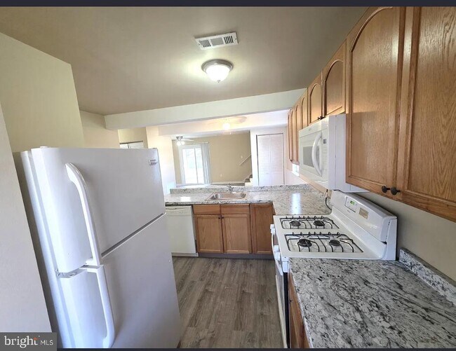 Building Photo - 525 Blackbird Dr