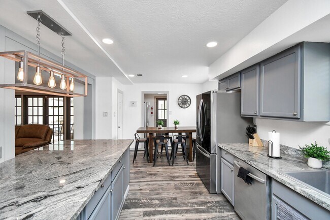 Building Photo - 15711 Creekhaven Dr