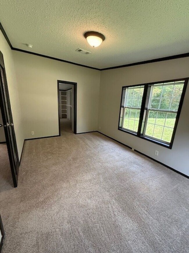 Building Photo - Available Now Spacious 3 Bedroom Home on P...