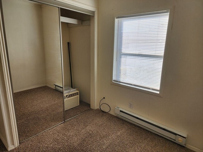 Building Photo - 2 bedroom / 1 bath, W/D connections