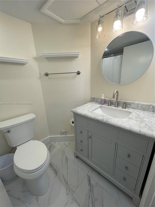 Building Photo - 2811 N Oakland Forest Dr