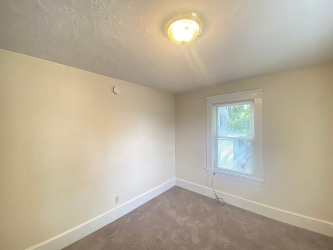 Building Photo - 16 Linwood St