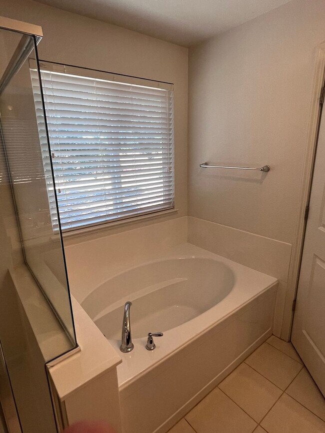 Building Photo - BEAUTIFUL HOME IN WEST ROSEVILLE!!