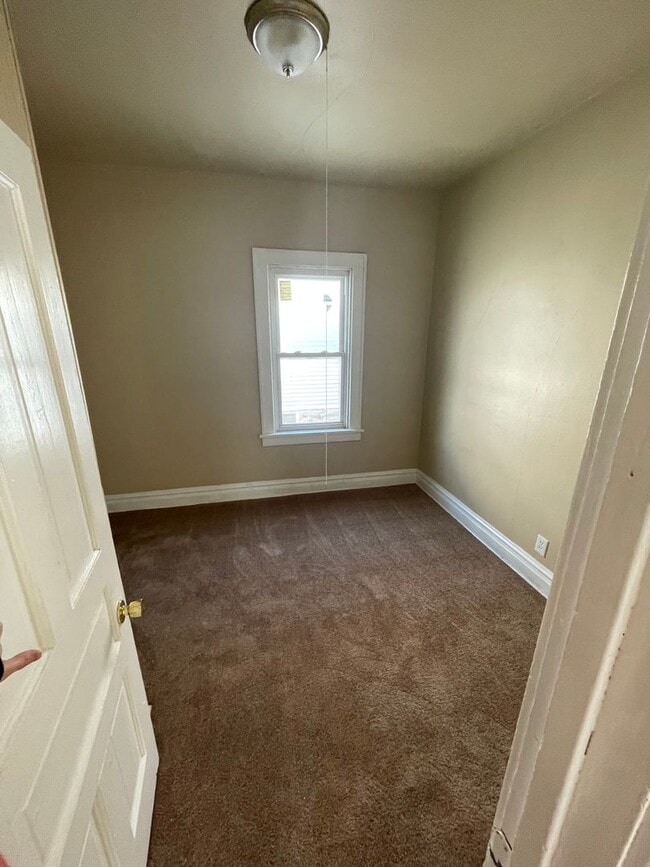 Building Photo - HUGE 4 Bedroom Apartment