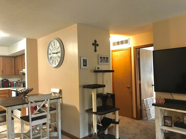 Building Photo - 2 bed 1 bath unit