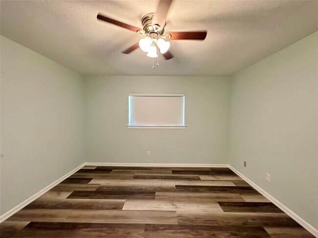 Building Photo - 814 N Riverside Dr