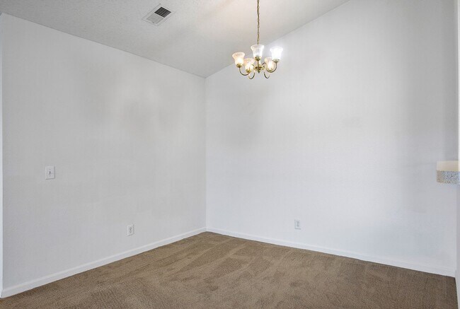 Building Photo - 2Bed/2Bath, Upgraded Condos in the Heart o...